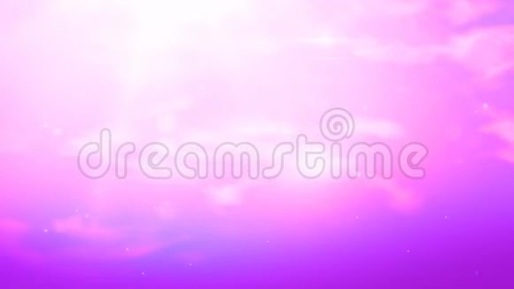 美丽的粉红色背景神奇的天空与阳光和运行白云加载4K运动图形视频的预览图