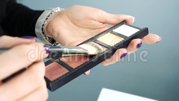 专业化妆师在画笔上获得阴影视频的预览图