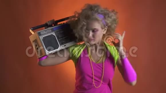80年代的复古金发女人身上戴着婴儿潮箱她应该跟着音乐跳舞玩弄头发视频的预览图