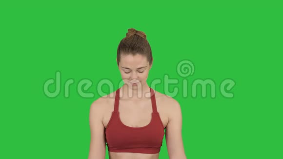 瑜伽微笑的女人双手耦合在绿色屏幕上铬键视频的预览图