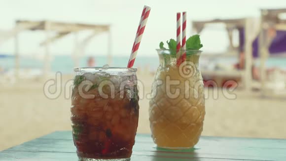 在海滩上喝两杯鸡尾酒视频的预览图