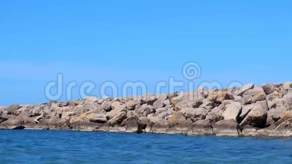 大自然背景海景野海带石蓝天碧水晴天视频的预览图