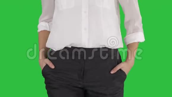 放松的商务女性双手放在口袋里放在绿色屏幕上Chroma键视频的预览图