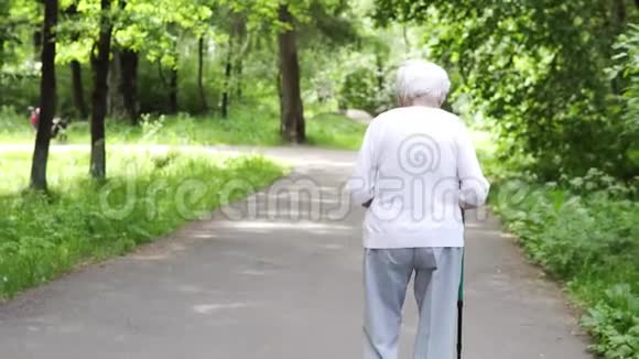 这位老妇人晚年开始跳舞视频的预览图