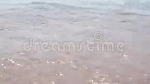 海浪和沙滩就在附近视频的预览图