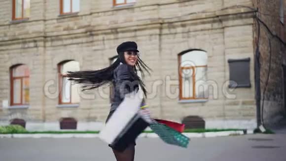 现代都市街头购物袋旋转的快乐亚洲女孩慢镜头写真视频的预览图
