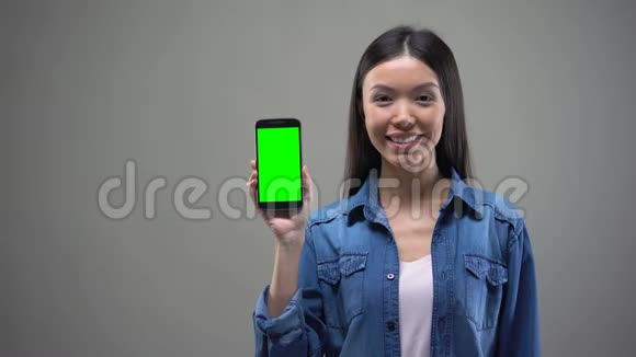 带着智能手机和欧元的亚洲女人微笑着在网上工作现金回来视频的预览图