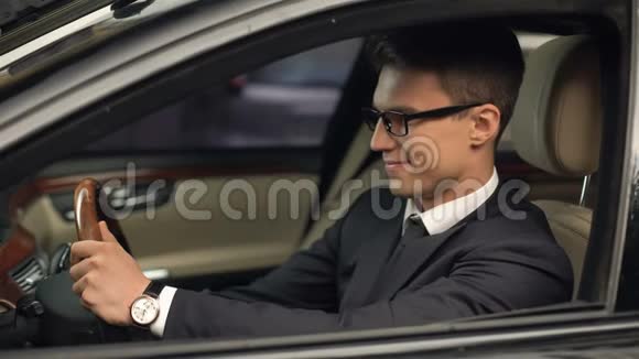 商务舱司机坐在车上对新工作感到满意汽车价格昂贵视频的预览图