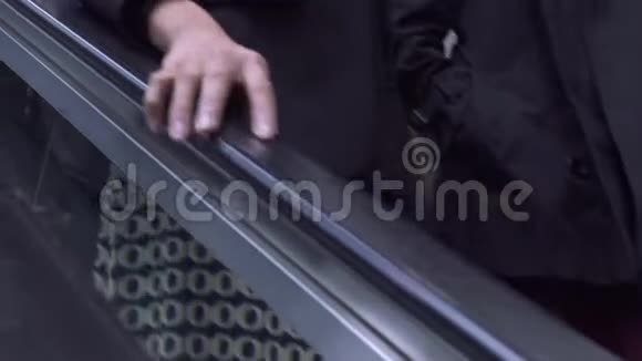 在现代办公商业中心或购物中心的移动楼梯上挤满了人在电梯内活动的人视频的预览图