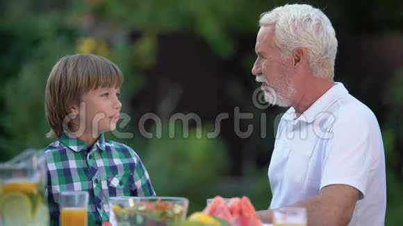 孩子和爷爷一起笑一起讲有趣的故事视频的预览图
