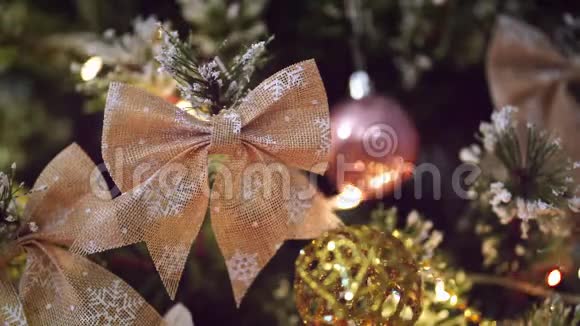 圣诞树蝴蝶结装饰细节视频的预览图