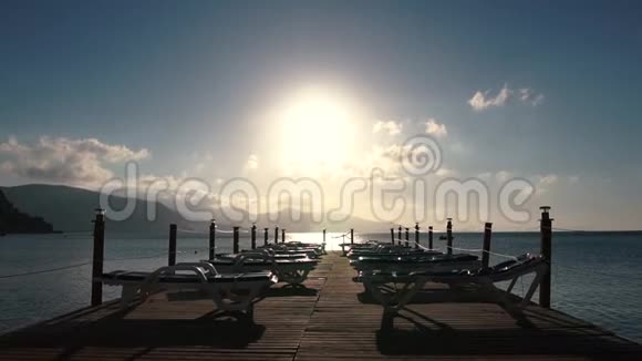 太阳在日出时缓慢运动的海面上漂浮着空的太阳视频的预览图