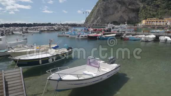 圣安杰洛港口附近的伊斯奇亚村船漂浮在水上意大利视频的预览图
