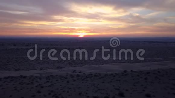沙漠夕阳西下印度的风景视频的预览图