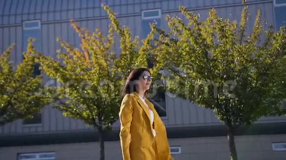 自信的年轻商务女性穿着优雅的西装走在机场候机楼前参加商务会议视频的预览图