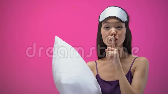 带枕头的亚洲女士戴着眼罩准备睡觉视频的预览图