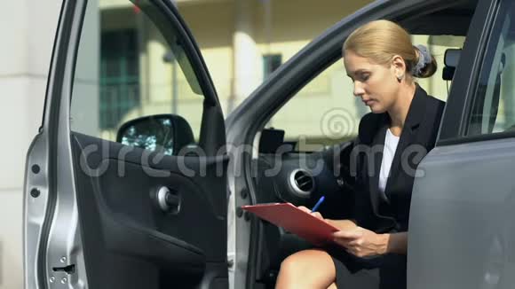 女士填写租车保险单坐汽车出差视频的预览图
