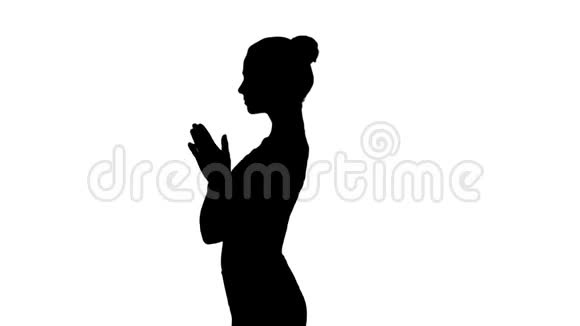 剪影年轻迷人的女子练习瑜伽在乌斯特拉萨纳伸展运动骆驼姿势视频的预览图