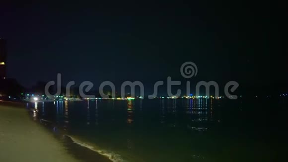 泰国芭堤雅海滩夜晚城市天际线和海洋视频的预览图