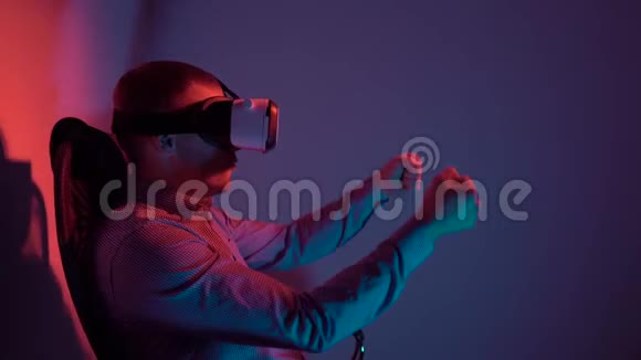精力充沛的人戴着虚拟现实眼镜玩电子游戏视频的预览图