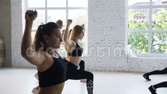 身穿黑色运动服的年轻女性在健身中心进行臀围和大腿整形运动视频的预览图