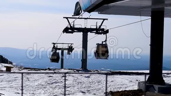 滑雪电梯在山的背景和蓝天上移动视频的预览图