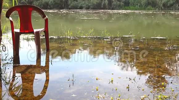塑料椅子在水里视频的预览图