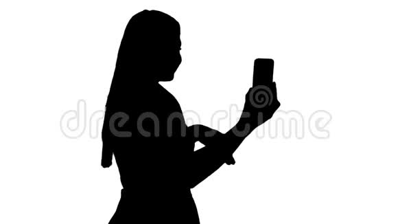 穿着粉红色裙子的女性用她的智能手机打视频电话视频的预览图