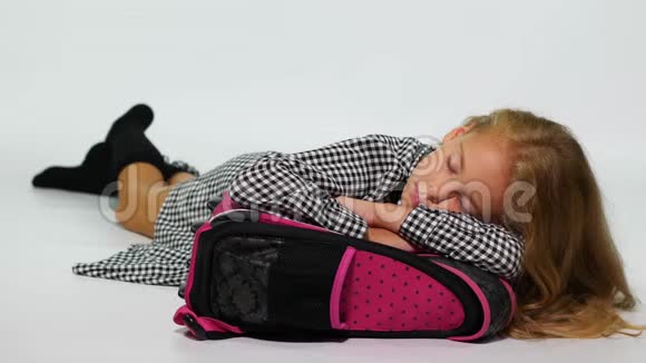 一个睡在书包上的女生视频的预览图