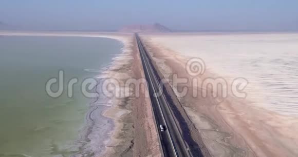 空中摄影从鸟眼看过伊朗咸水湖乌尔米亚的道路视频的预览图