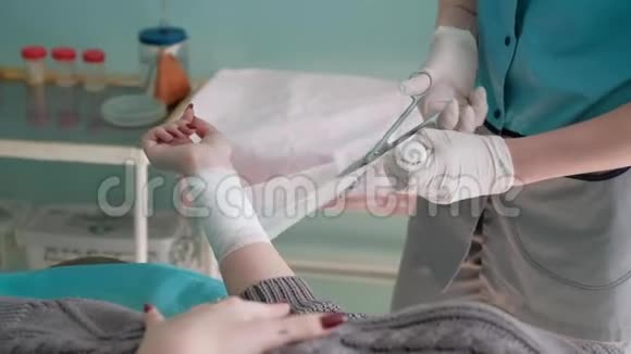 护士给受伤的女孩包扎视频的预览图
