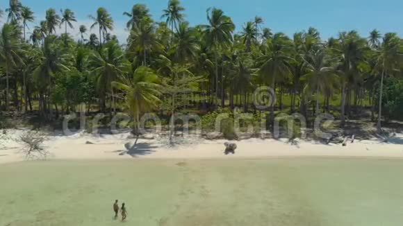 菲律宾热带海岸4K航空景观及可爱的旅行情侣视频的预览图