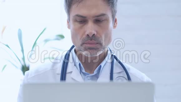 医生在笔记本电脑上在线视频聊天关闭视频的预览图