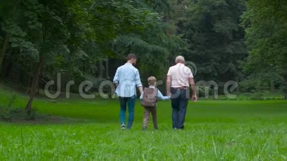 家庭世代概念父亲儿子和爷爷在户外在大自然中享受他们在一起的美好时光所有的一切视频的预览图