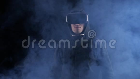 全球虚拟现实的未来世界一个人在虚拟现实中使用眼镜视频的预览图