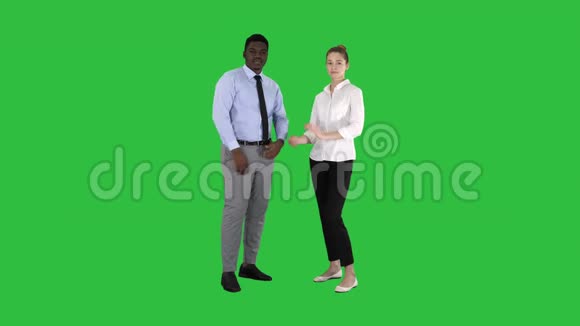 国际商务人士站在一个绿色屏幕上Chroma键折叠的手臂视频的预览图