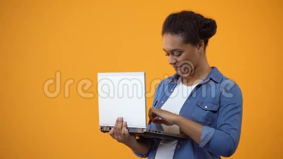 女性自由职业者在笔记本电脑上工作显示OK标志对连接感到满意视频的预览图