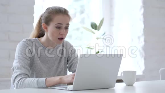 失落沮丧的青年妇女在膝上工作视频的预览图
