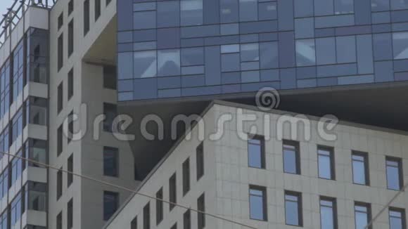 具有玻璃立面的现代高层办公楼带有玻璃窗户的现代商务办公大楼商务视频的预览图