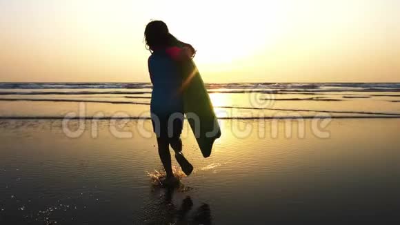 小女孩正在大海上奔跑手里拿着冲浪板视频的预览图