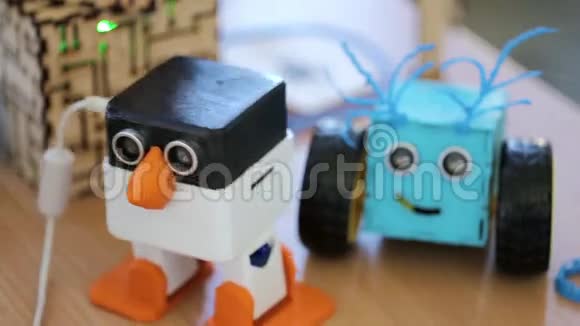 机器人企鹅在行动视频的预览图