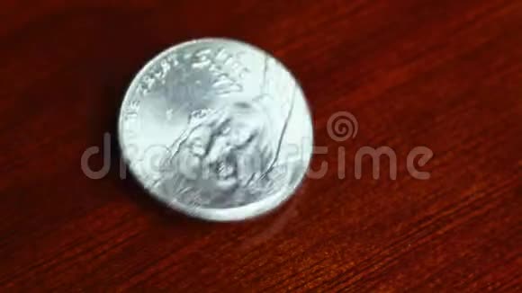 一枚硬币落在桌子上视频的预览图