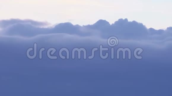 淡蓝色的蓬松的云朵美丽地在天堂的时空中翻滚视频的预览图