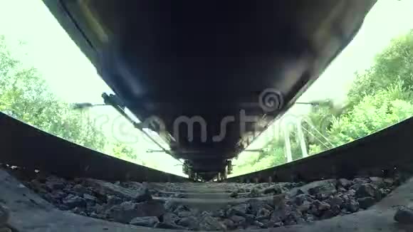 经过列车底视广角视频的预览图
