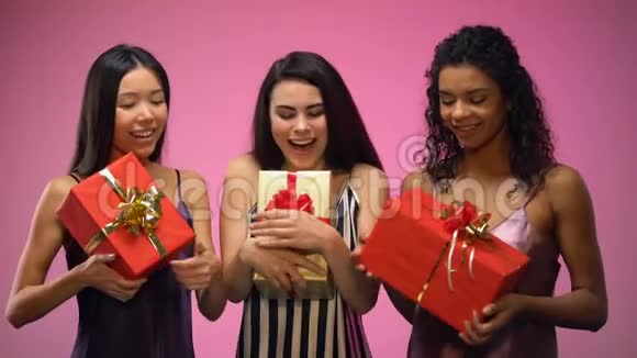 穿着睡衣拿着礼品盒秘密圣诞老人聚会庆祝活动的多种族妇女视频的预览图