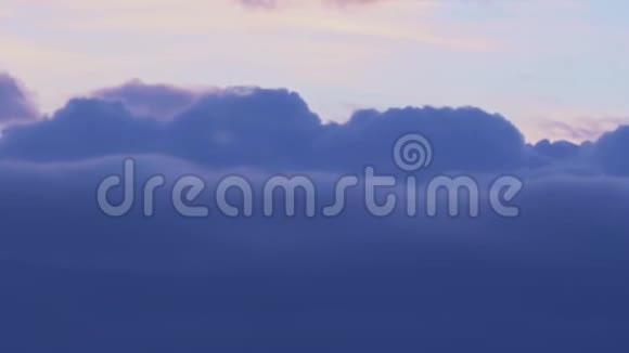 蓝色蓬松的蓬松云美丽地滚过天堂4K时程视频的预览图