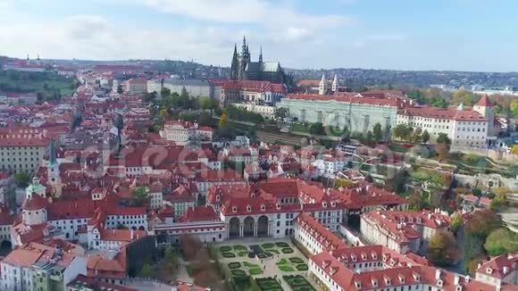 飞越布拉格的老城区俯瞰圣维特圆形大厅和古老的皇宫视频的预览图