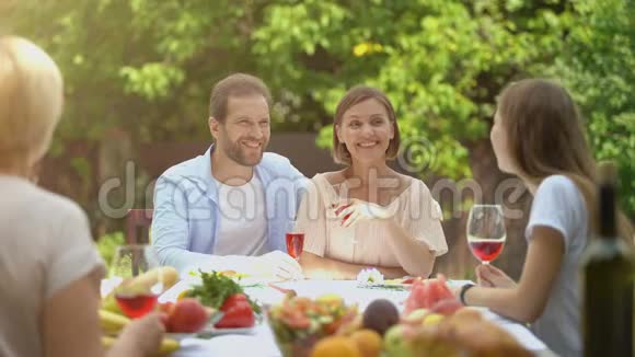 欢乐的家庭边吃饭边说话代桥家庭传统视频的预览图