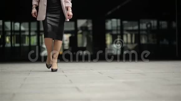 穿着黑色高跟鞋走在城市街道上的女人在脚上合上慢镜头稳定镜头视频的预览图