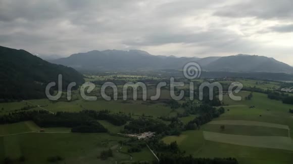 伊萨塔尔卡温德尔山空中无人机射击德国巴伐利亚州伊萨尔河BadToelzGreiling视频的预览图
